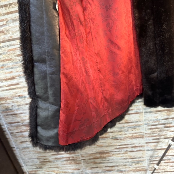 Elegant Black faux Fur Coat - Picture 3 of 6